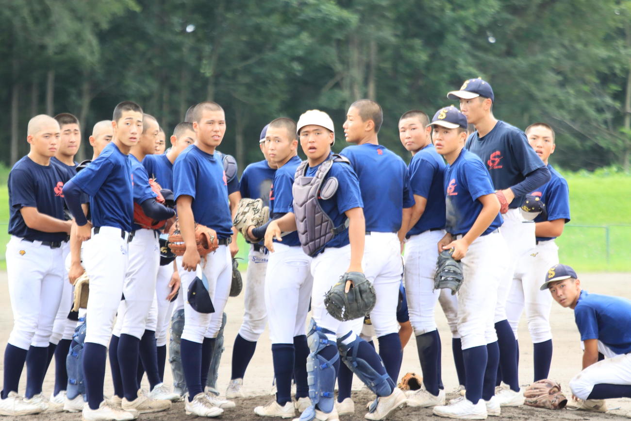 練習中にマウンドに集まる白樺学園ナイン（撮影・保坂果那）