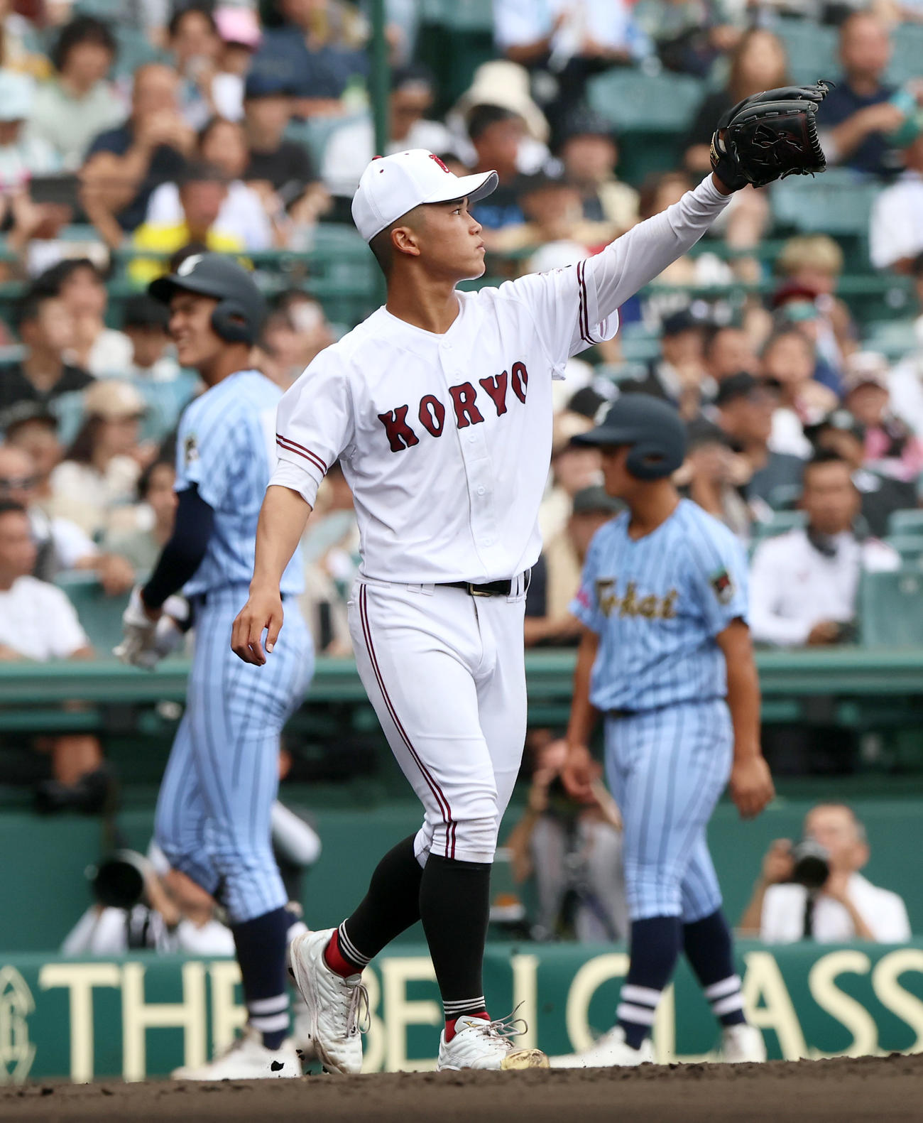 東海大相模対広陵　6回表東海大相模1死二塁、高尾（手前）は藤田（左）に中適時二塁打を浴びる（撮影・上山淳一）