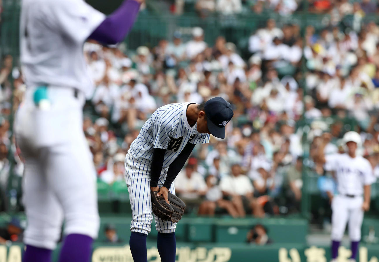 関東第一対明徳義塾　5回表関東第一2死三塁、二塁手・平尾が飛田の二ゴロをファンブルし得点を許し落胆する投手・池崎（撮影・上山淳一）