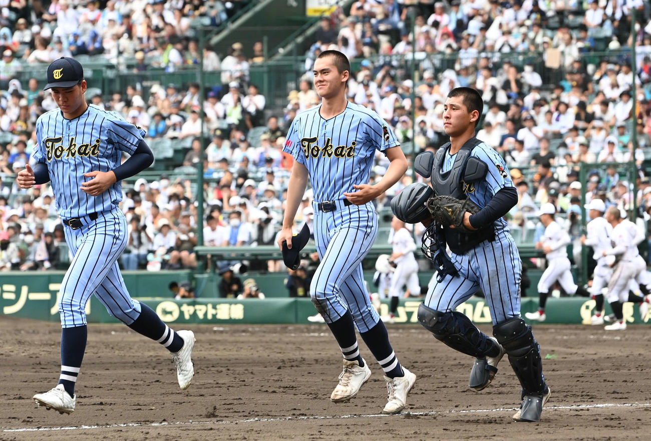 東海大相模対広陵　勝利した藤田（中央）木村（右）ら東海大相模の選手たちは応援団のもとへ駆け出す（撮影・山崎安昭）