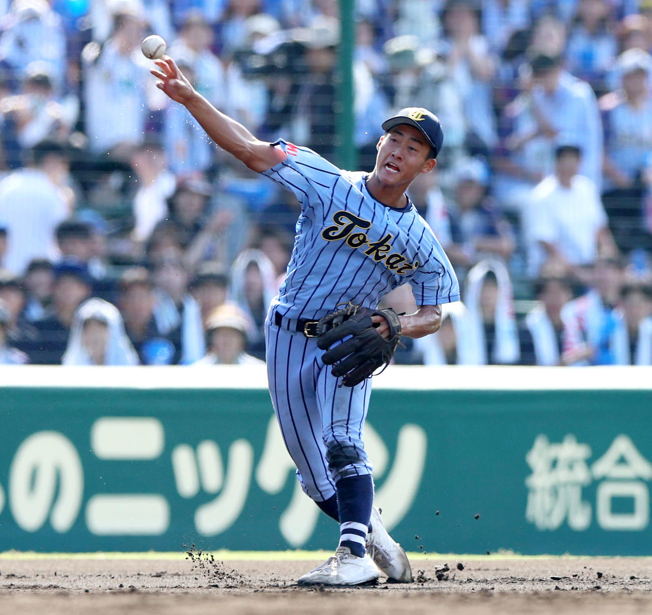 東海大相模対広陵　3回裏広陵無死、遊撃手・才田は浜本の遊ゴロを好捕し一塁へ送球する（撮影・上山淳一）