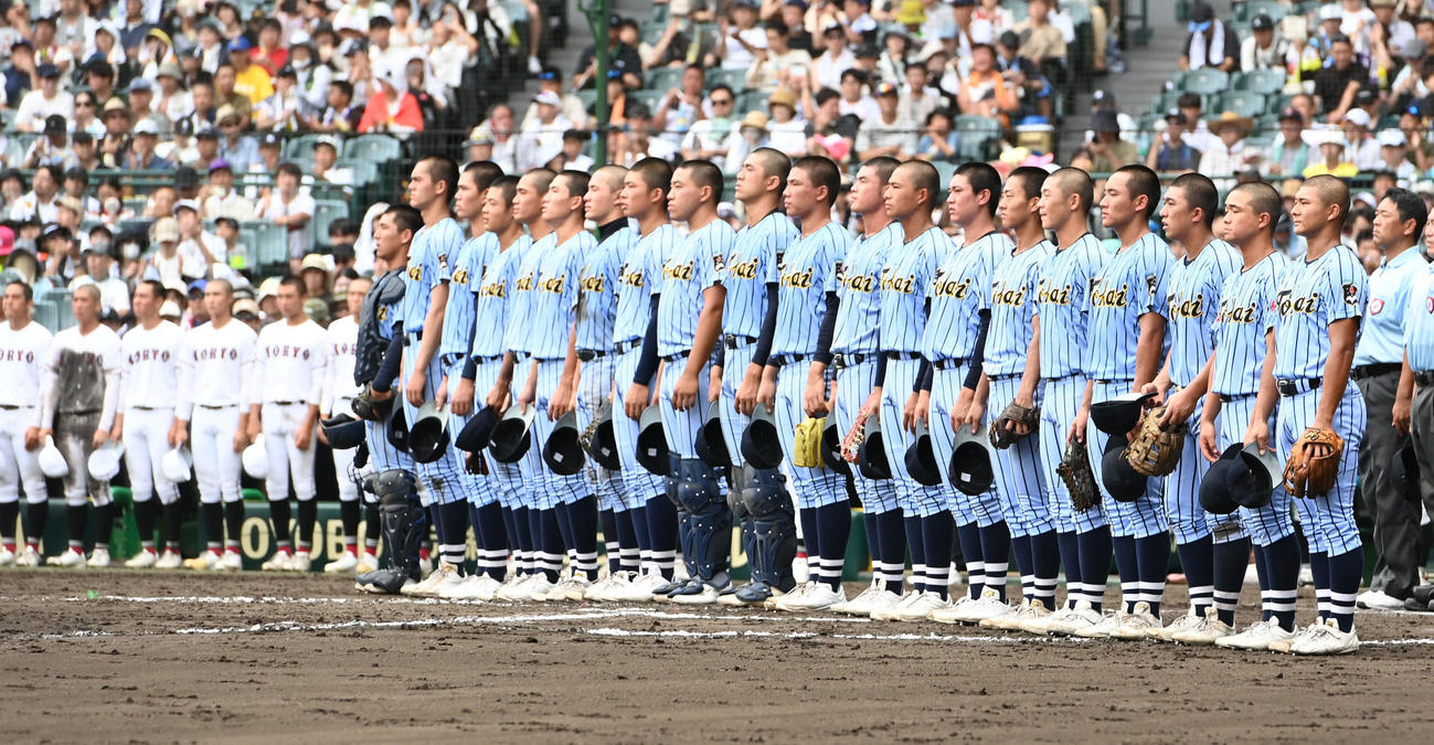 東海大相模対広陵　勝利して校歌を歌う東海大相模の選手たち（撮影・山崎安昭）