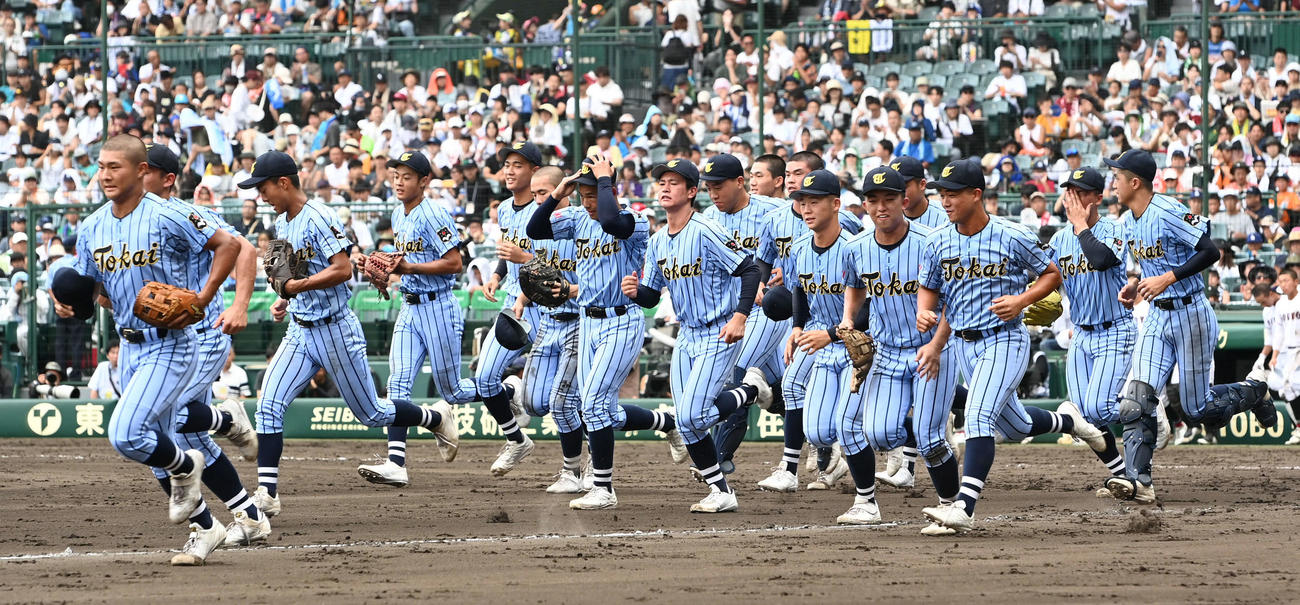 東海大相模対広陵　勝利した東海大相模の選手たちは応援団のもとへ駆け出す（撮影・山崎安昭）