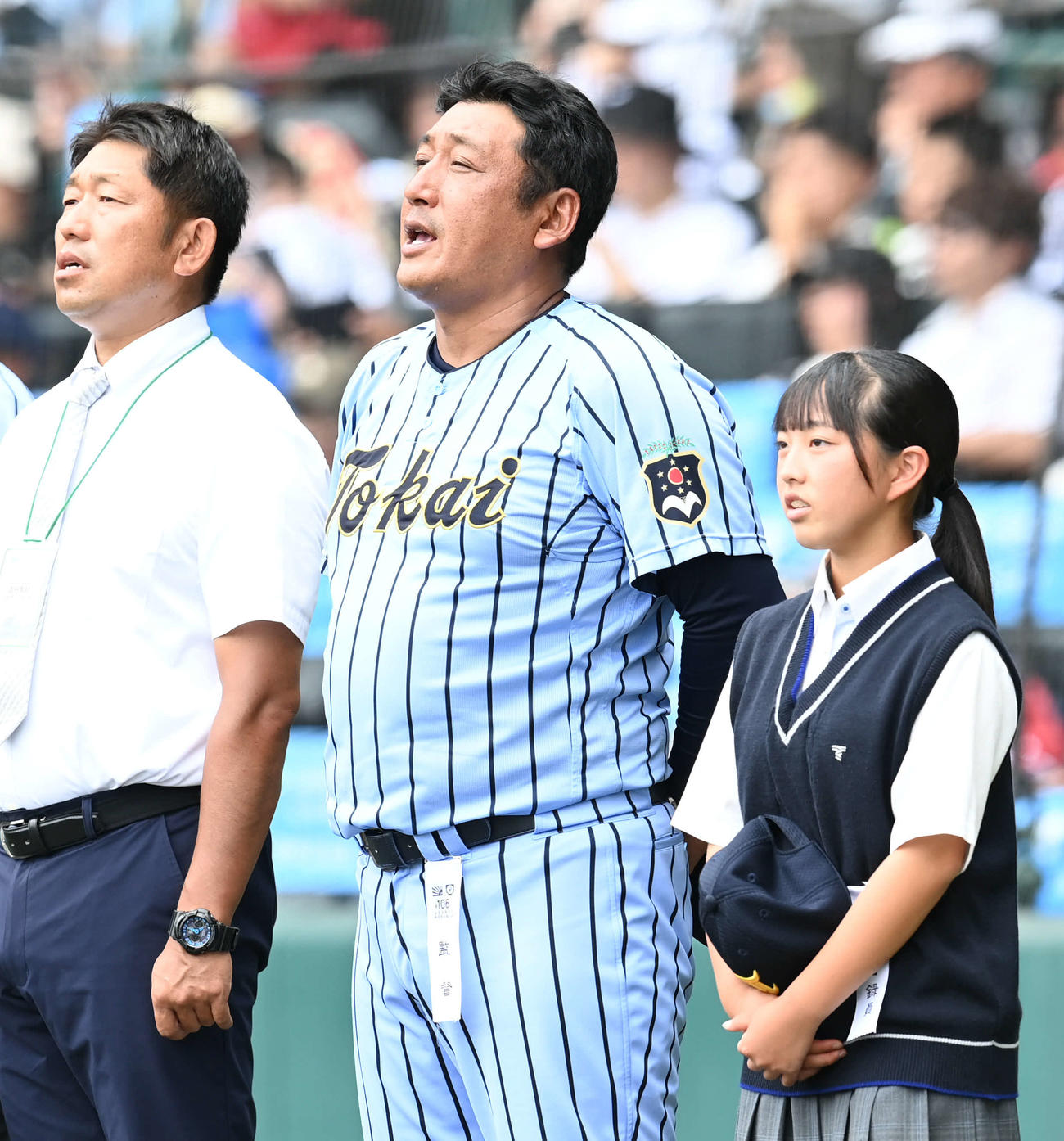 東海大相模対広陵　勝利して校歌を歌う東海大相模の原監督（中央）（撮影・山崎安昭）