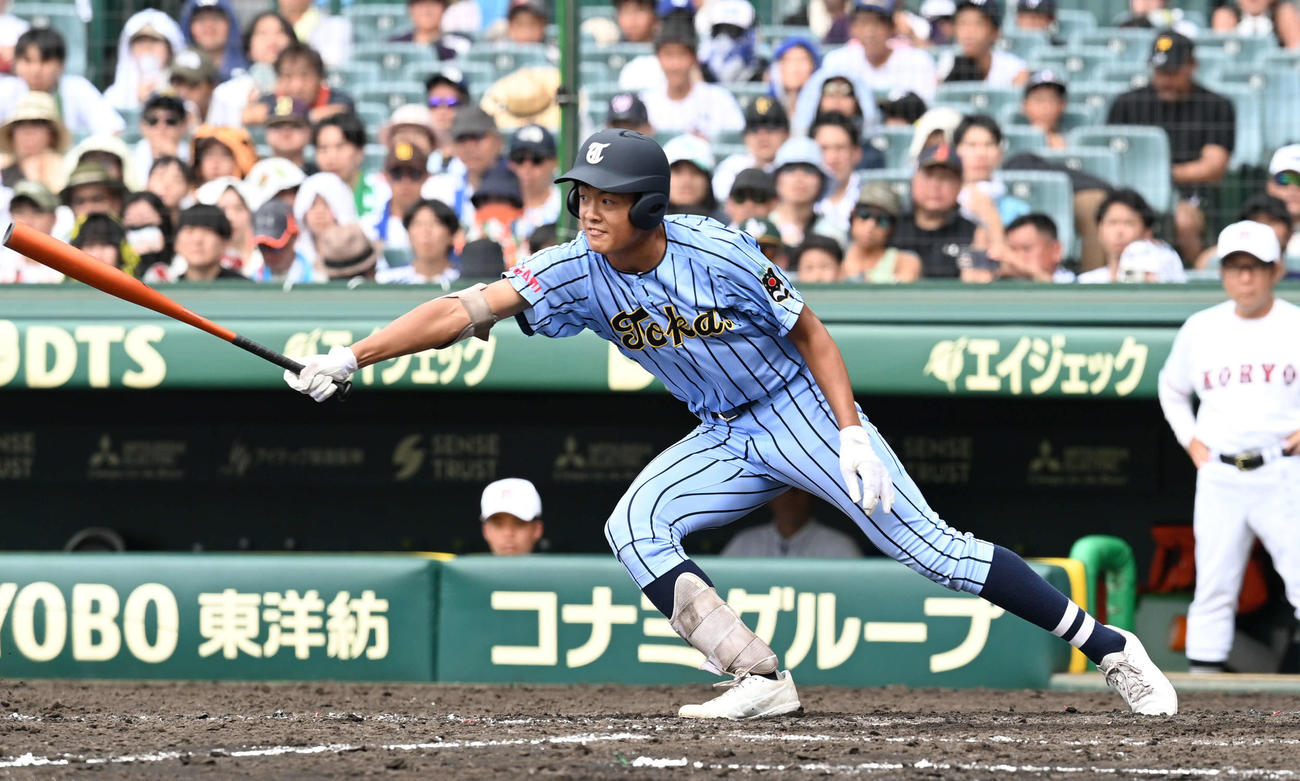 東海大相模対広陵　5回表東海大相模1死二、三塁、中村は中前2点適時打を放つ（撮影・山崎安昭）