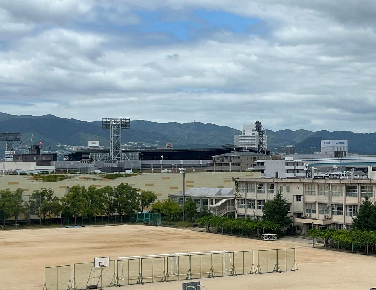 東海大相模・才田の母校である鳴尾中。写真中央には甲子園の銀傘が見える（撮影・金子真仁）