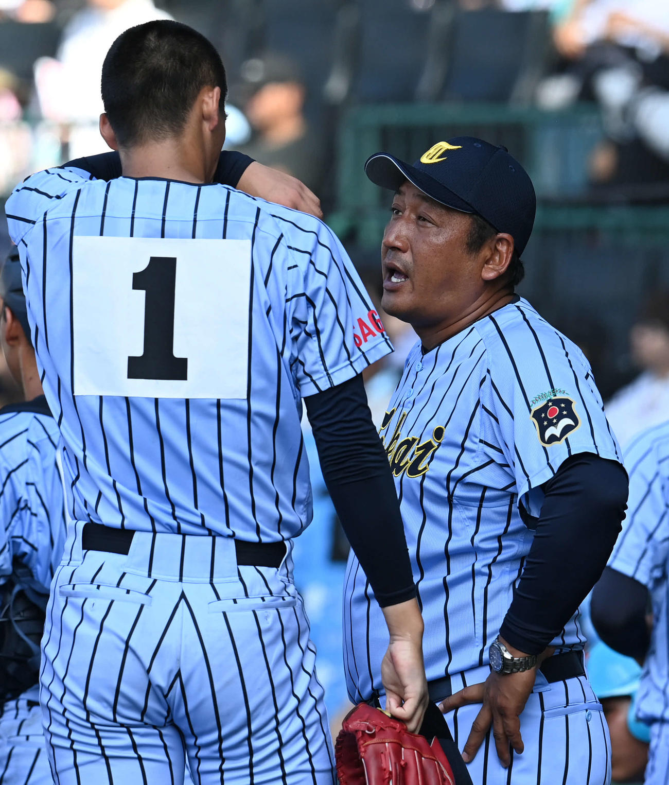 東海大相模対広陵　2回裏広陵に先制点を許した藤田（左）に声をかける東海大相模・原監督（撮影・山崎安昭）