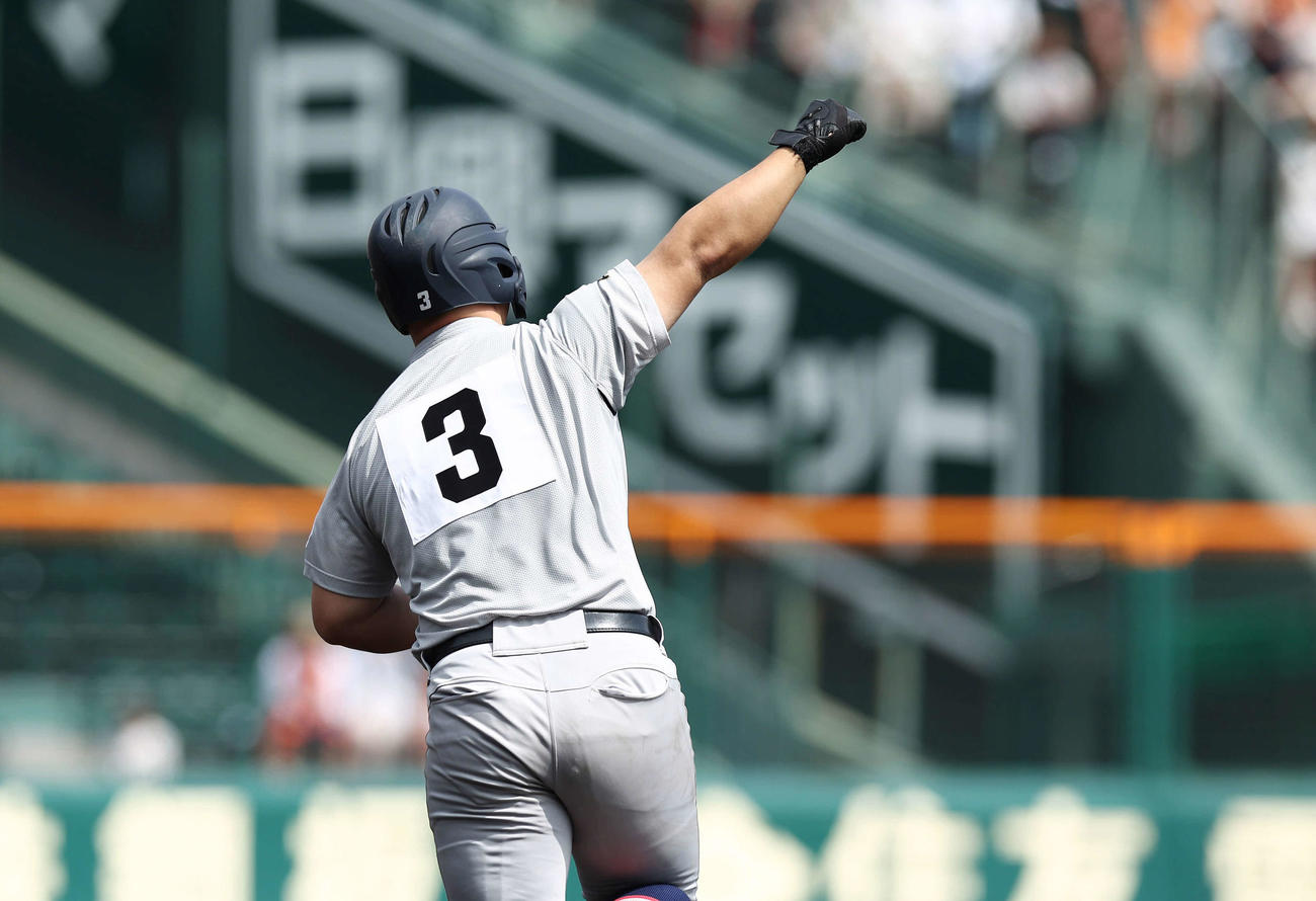 石橋対青森山田　1回裏青森山田2死二塁、右中間へ先制2点本塁打を放ちガッツポーズする原田（撮影・前田充）