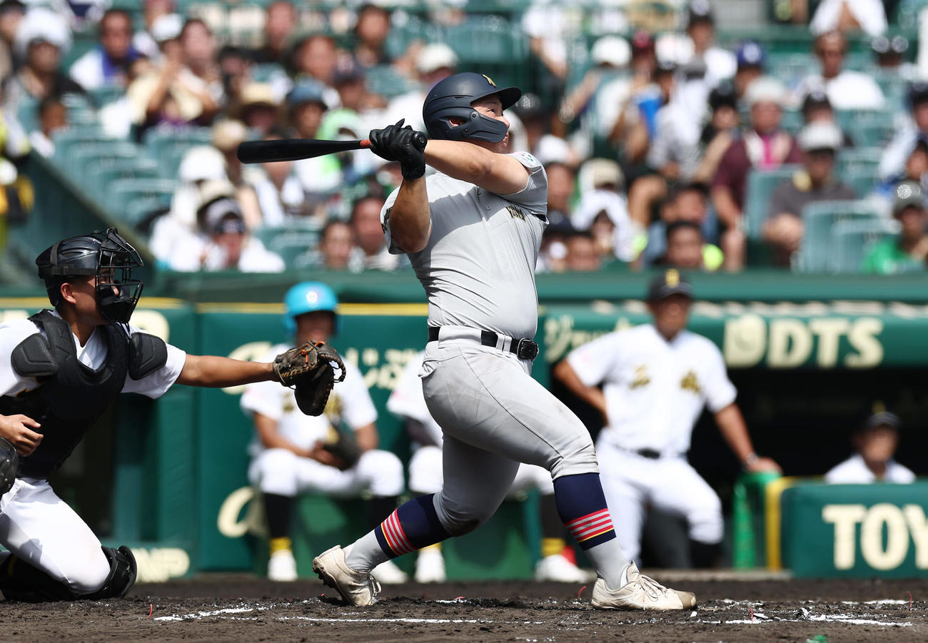 石橋対青森山田　1回裏青森山田2死二塁、右中間へ先制2点本塁打を放つ原田（撮影・前田充）