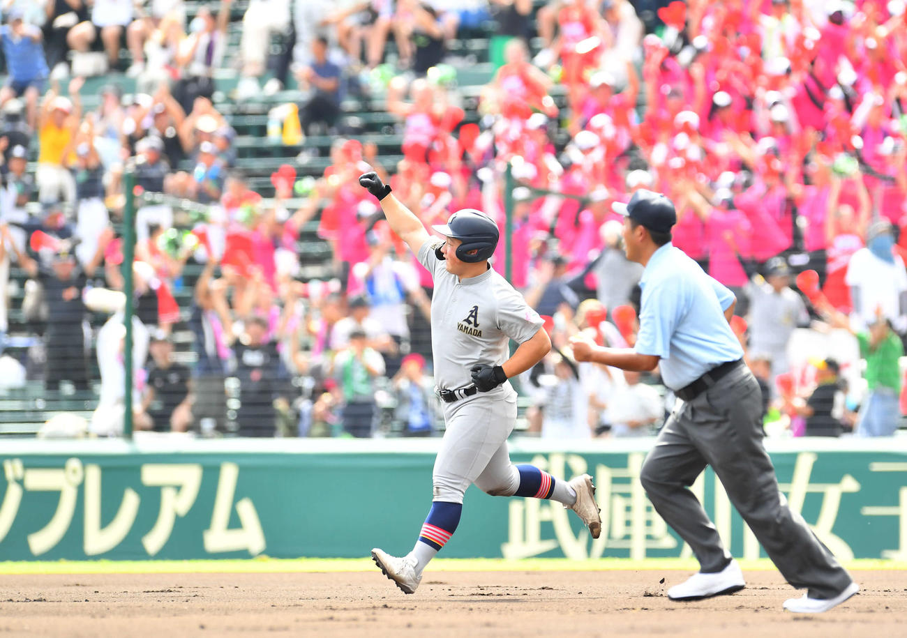 石橋対青森山田　1回裏青森山田2死二塁、先制の中越え2点本塁打を放ち、ガッツポーズする原田（撮影・岩下翔太）