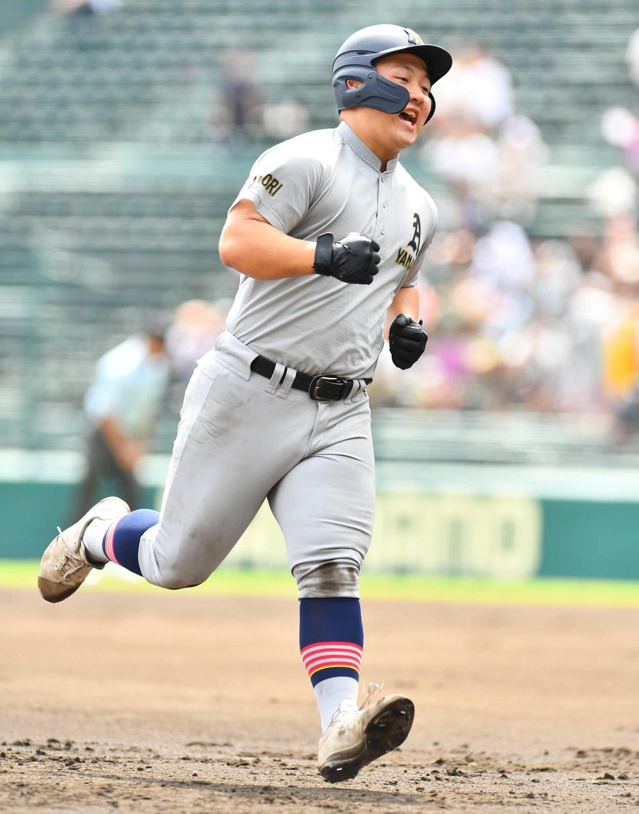 石橋対青森山田　1回裏青森山田2死二塁、先制の中越え2点本塁打を放ち、ダイヤモンドを一周する原田（撮影・岩下翔太）