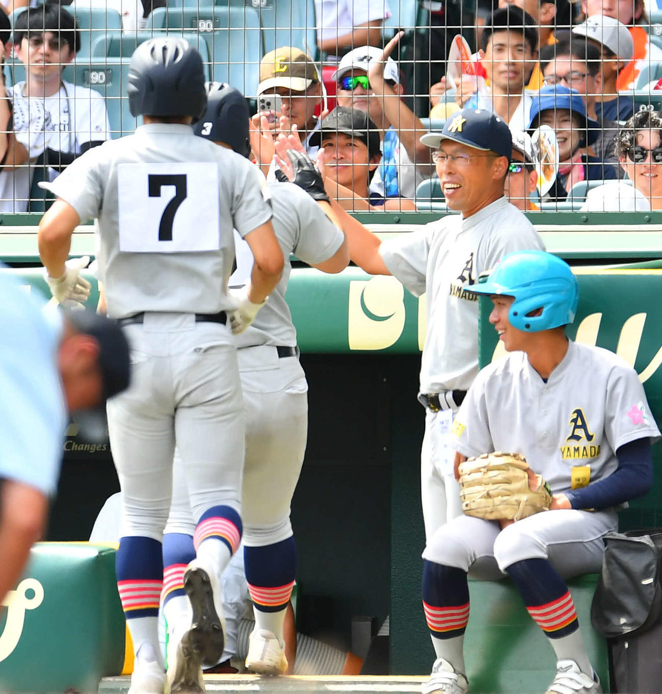 石橋対青森山田　1回裏青森山田2死二塁、先制の中越え2点本塁打を放った原田（左奥）を笑顔で迎える兜森監督（撮影・岩下翔太）