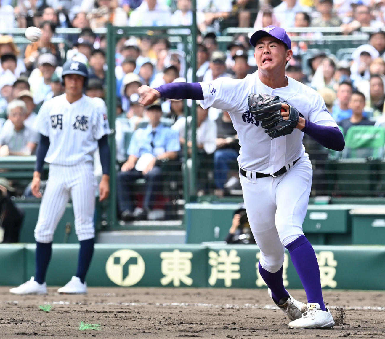 関東第一対明徳義塾　7回裏明徳義塾無死一、二塁、代打北浦のバントゴロを捕球した坂井は三塁封殺（撮影・山崎安昭）