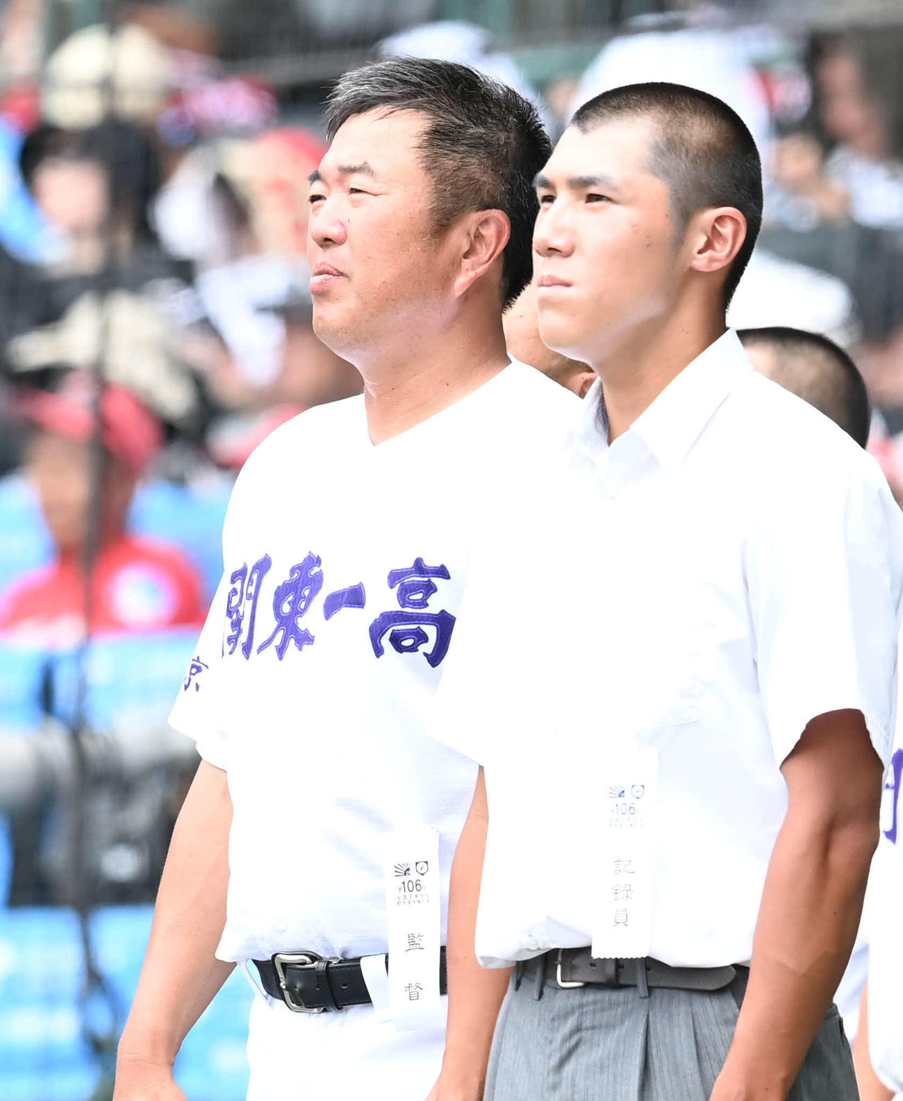 関東第一対明徳義塾　勝利の校歌を歌う関東第一・米沢監督（左）（撮影・山崎安昭）