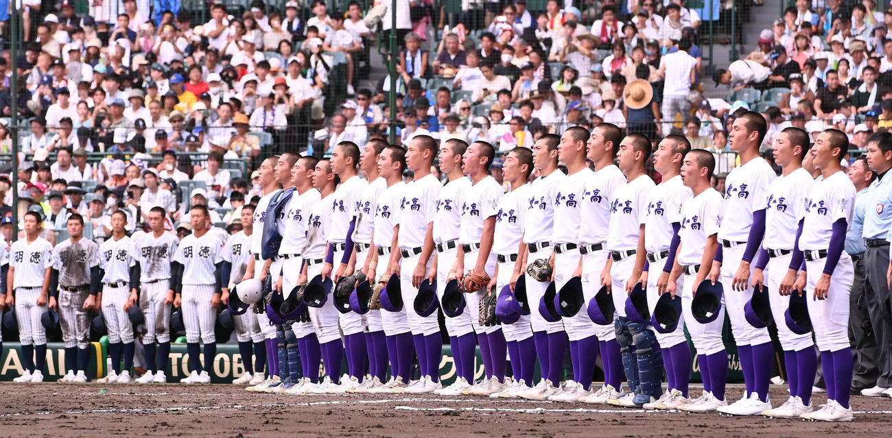 関東第一対明徳義塾　勝利した関東第一の選手たちは校歌を歌う（撮影・山崎安昭）