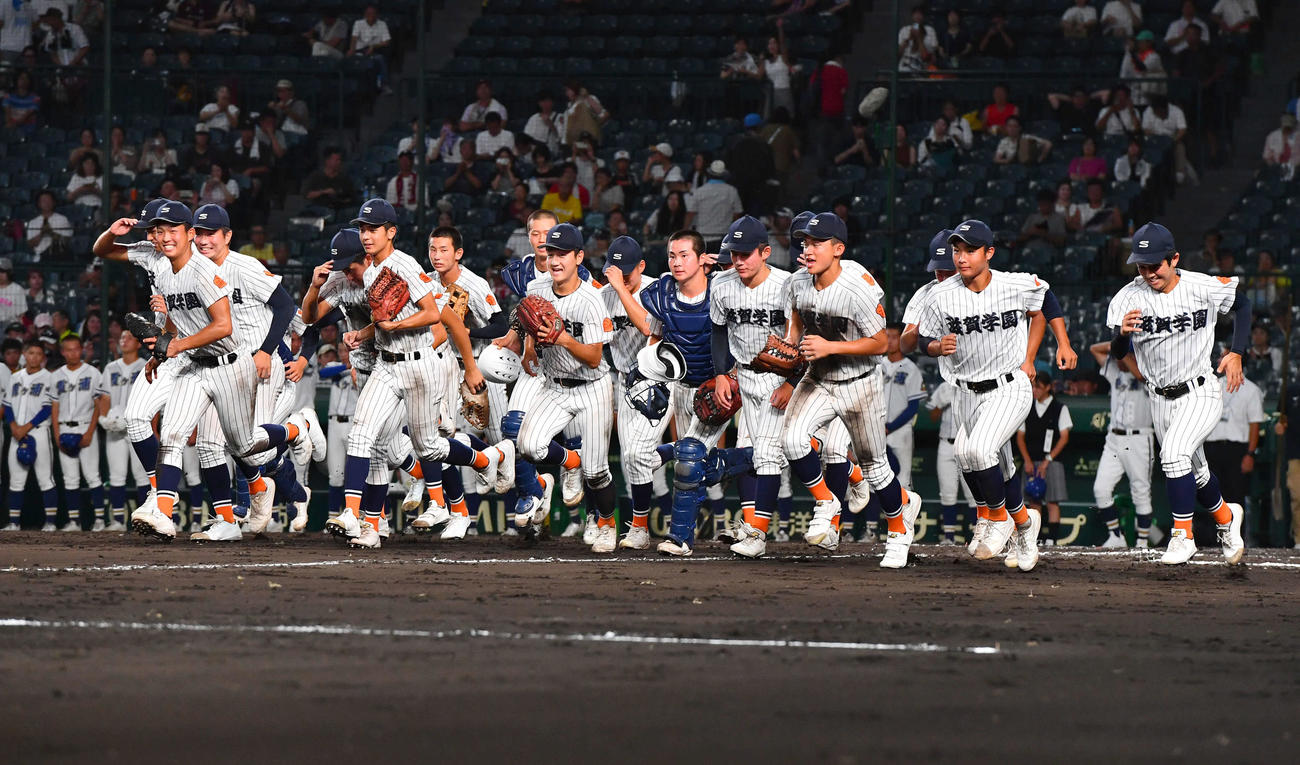 滋賀学園対霞ケ浦　霞ケ浦に勝利し、応援団のもとへ駆けだす滋賀学園ナイン（撮影・岩下翔太）
