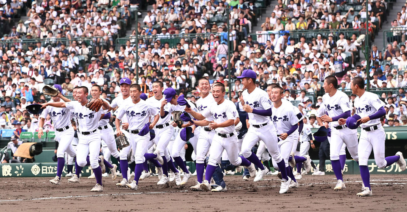 関東第一対明徳義塾　勝利した関東第一の選手たちは応援団のもとへ駆け出す（撮影・山崎安昭）