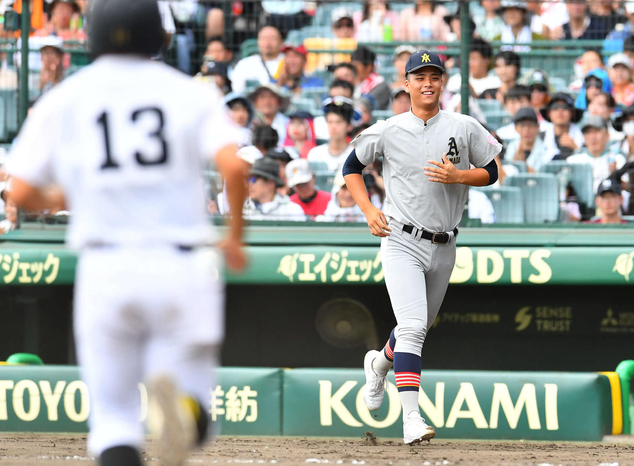 石橋対青森山田　石橋に勝利し、笑顔で整列に向かう青森山田・関（撮影・岩下翔太）