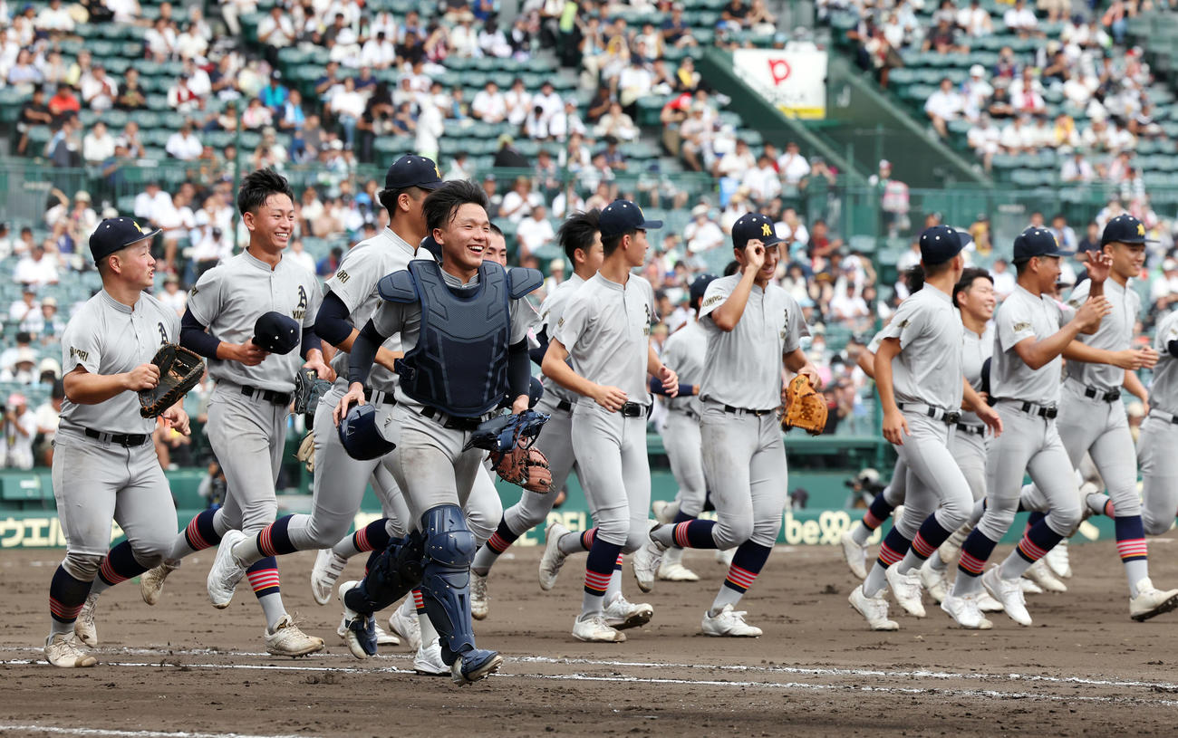 石橋対青森山田　石橋に勝利し笑顔で応援団に向かって駆けだす青森山田ナイン（撮影・前田充）