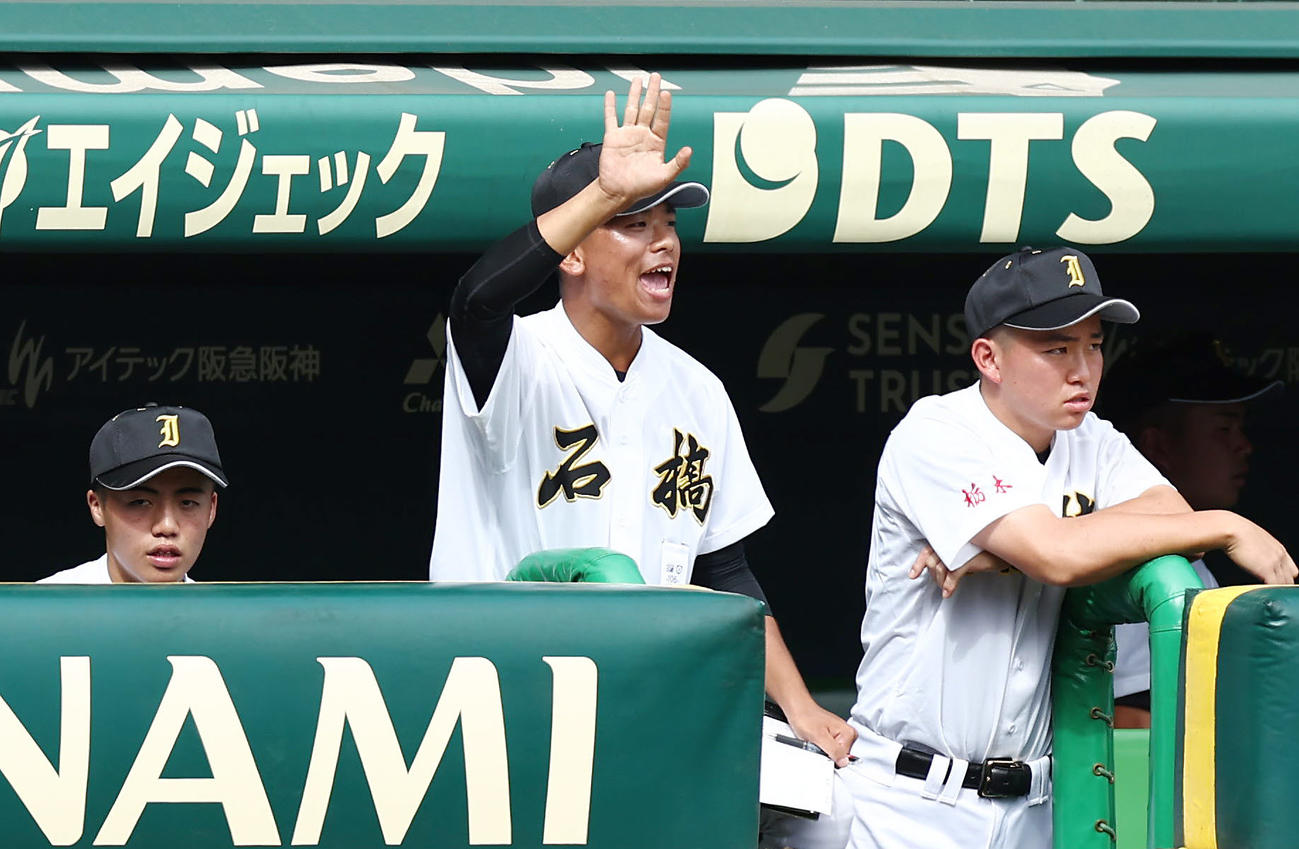 石橋対青森山田　5回裏、ベンチから声を出す石橋・吉田記録（中央）（撮影・前田充）