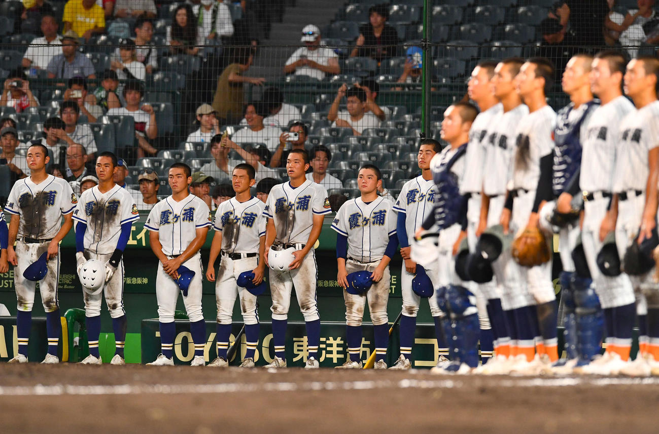 滋賀学園対霞ケ浦　滋賀学園に敗れ、肩を落とす霞ケ浦ナイン（撮影・岩下翔太）