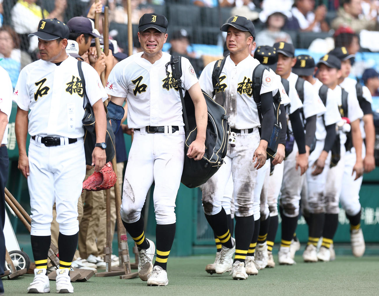 石橋対青森山田　青森山田に敗れ、涙ながらに引き揚げる入江（左から2人目）ら石橋ナイン（撮影・前田充）