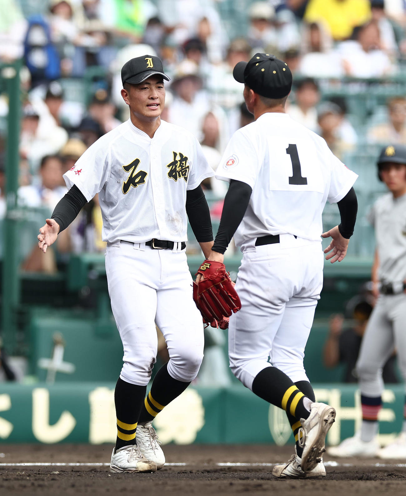石橋対青森山田　2回裏青森山田無死一塁、先発の柳田（右）に代わりマウンドに向かう入江（撮影・前田充）