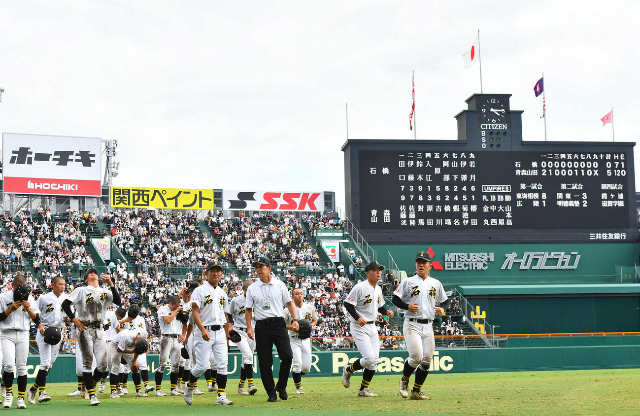石橋対青森山田　青森山田に敗れ、悔し涙を流す石橋ナイン（撮影・岩下翔太）