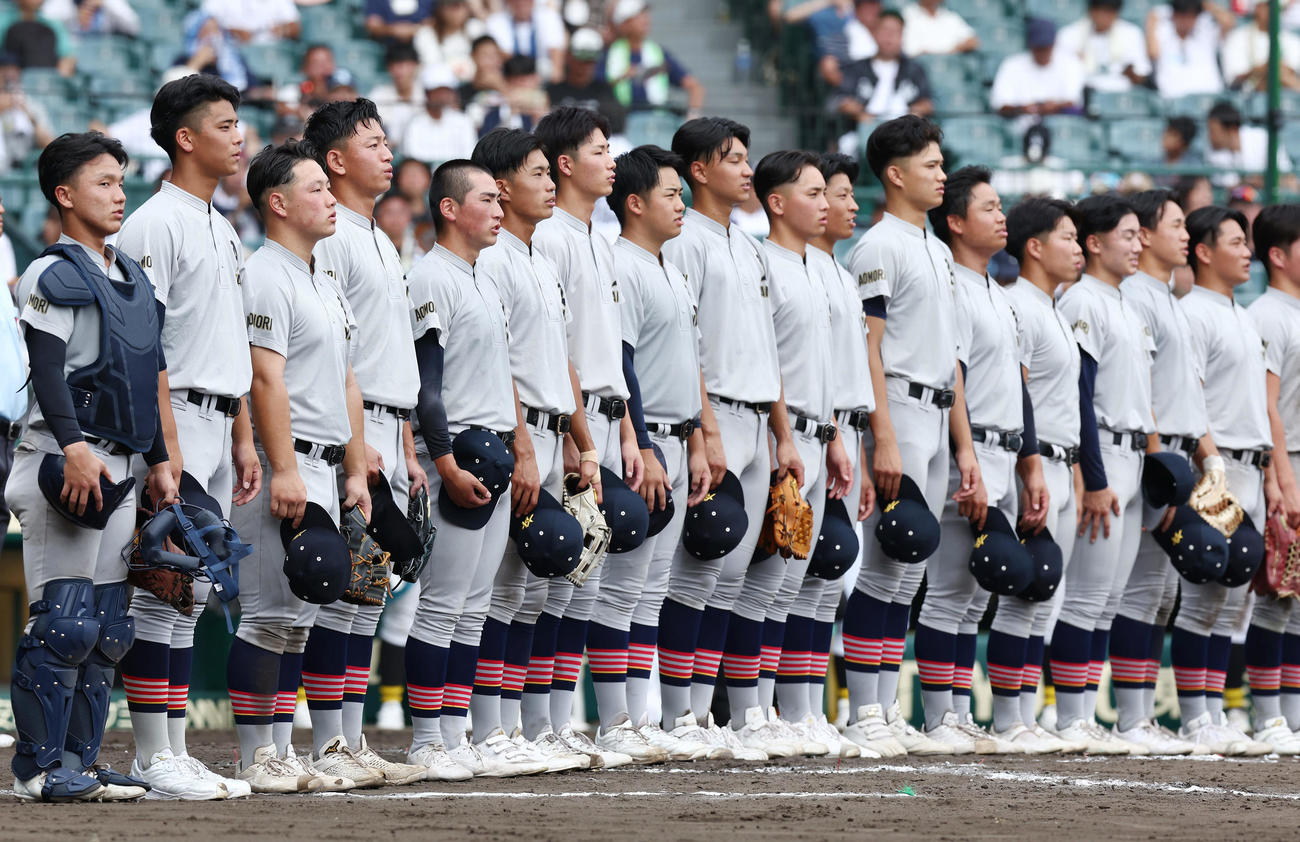 石橋対青森山田　石橋に勝利し校歌を斉唱する青森山田ナイン（撮影・前田充）