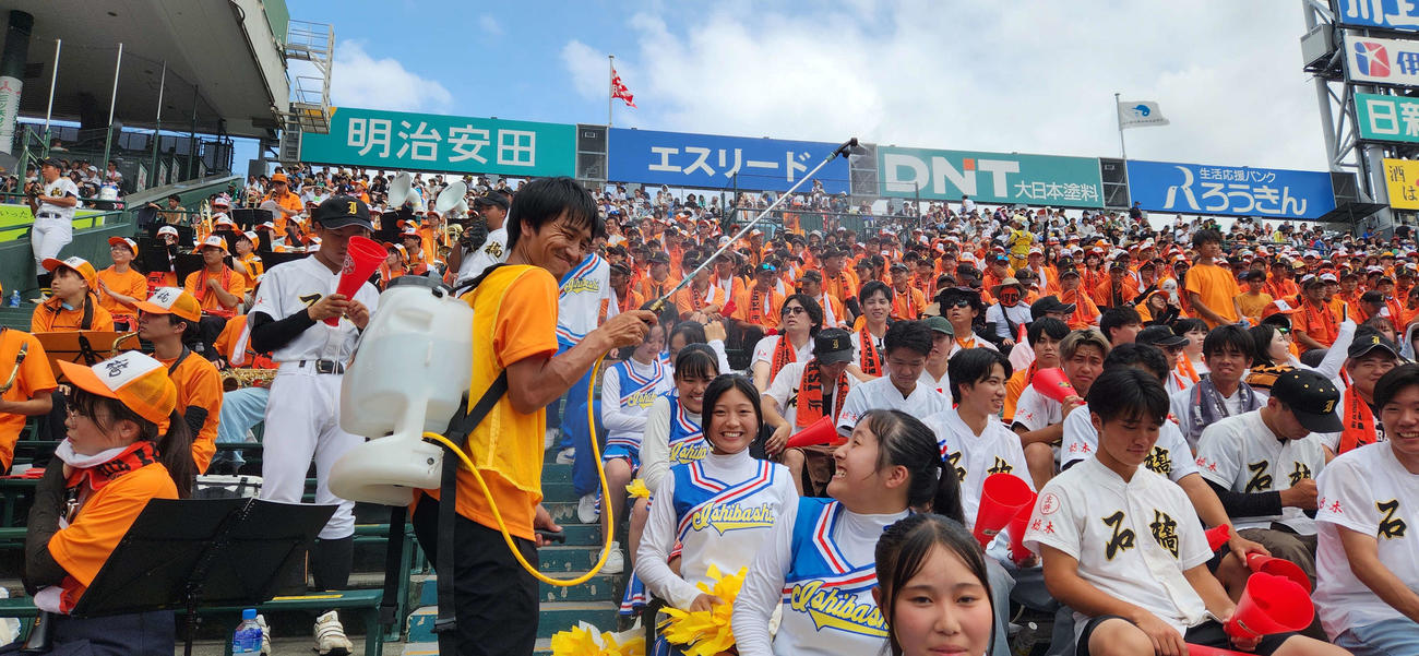 石橋アルプスでは職員がミストシャワーで熱中症対策（撮影・保坂淑子）