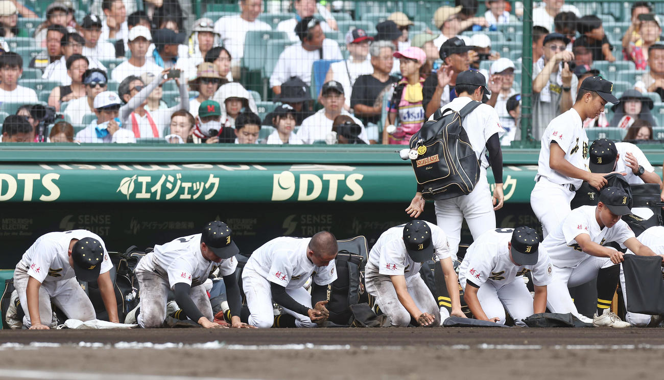 石橋対青森山田　青森山田に敗れ、甲子園球場の土を集める石橋ナイン（撮影・前田充）