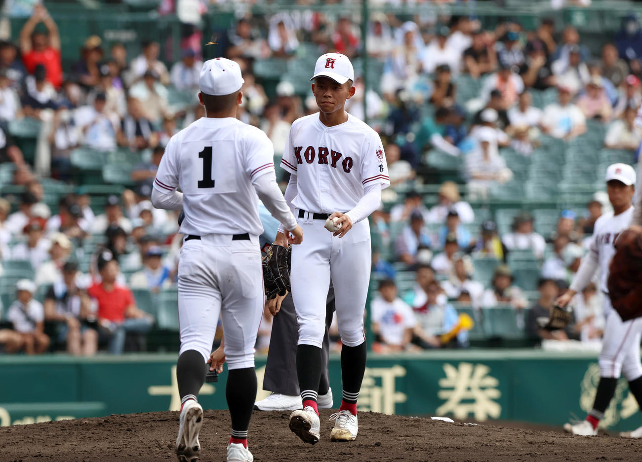東海大相模対広陵　5回表東海大相模1死三塁、5回表途中、広陵先発の山口は高尾（手前）にマウンドを託す（撮影・上山淳一）