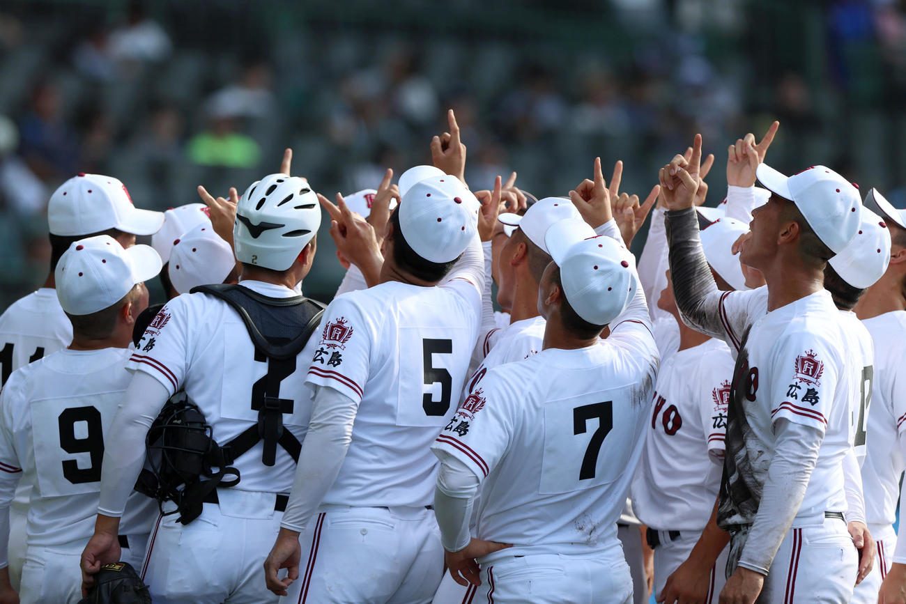 東海大相模対広陵　試合前、ベンチの前で円陣を組む広陵ナイン（撮影・上山淳一）