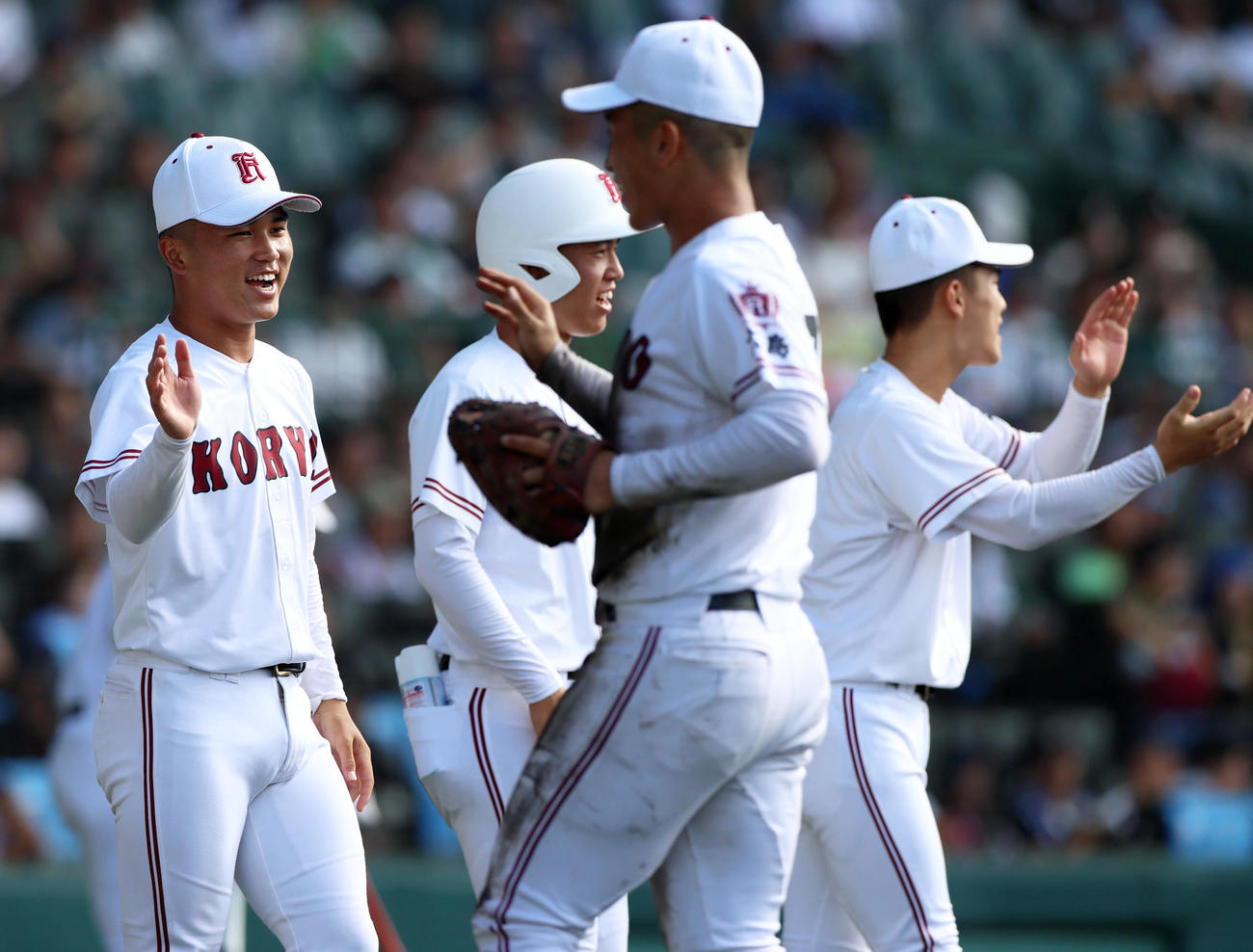 東海大相模対広陵　初回の守備を終えたナインをベンチ前で出迎える広陵エース高尾（左）（撮影・上山淳一）
