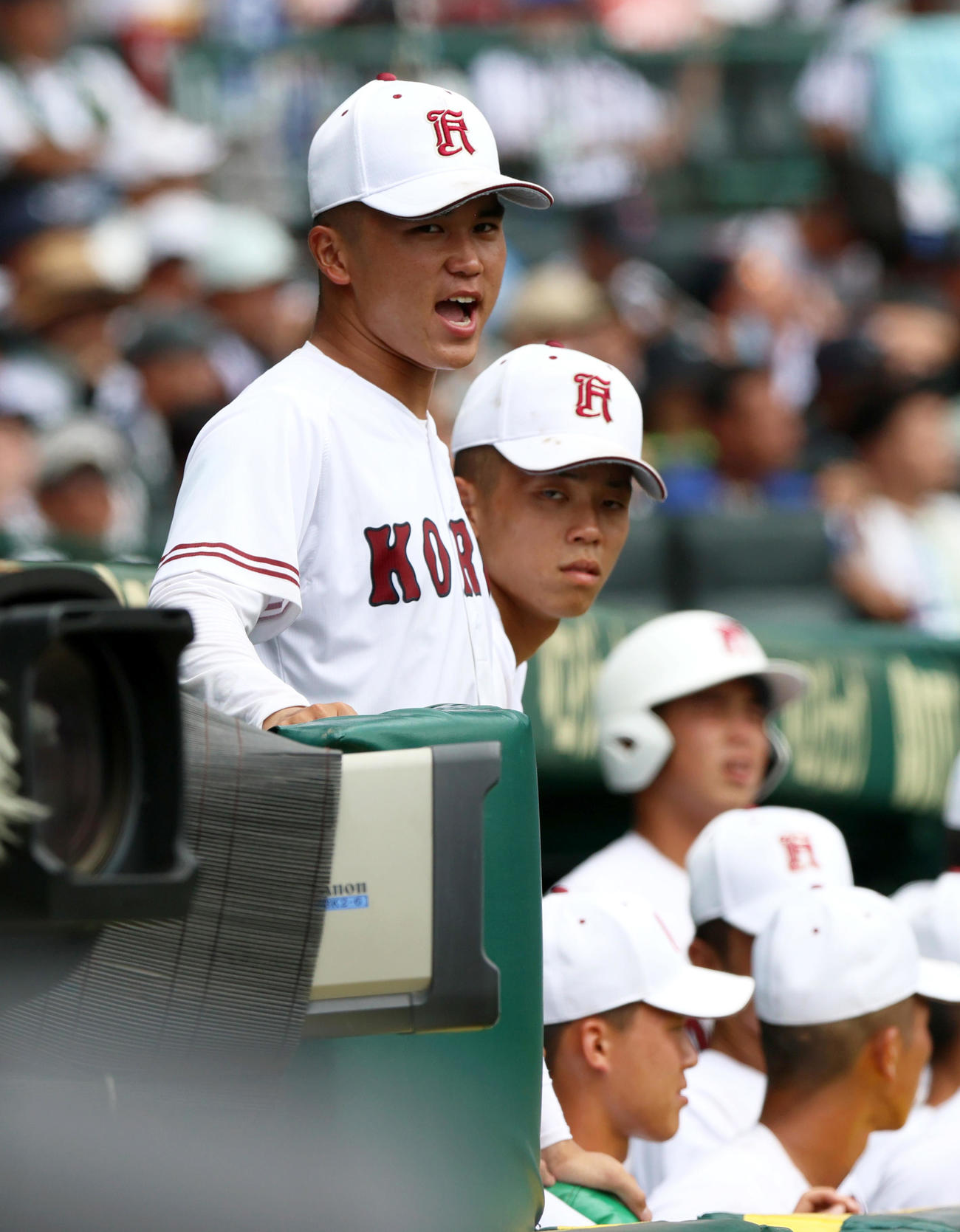 東海大相模対広陵　ベンチでナインに向かって声を出す広陵エース高尾（手前）（撮影・上山淳一）