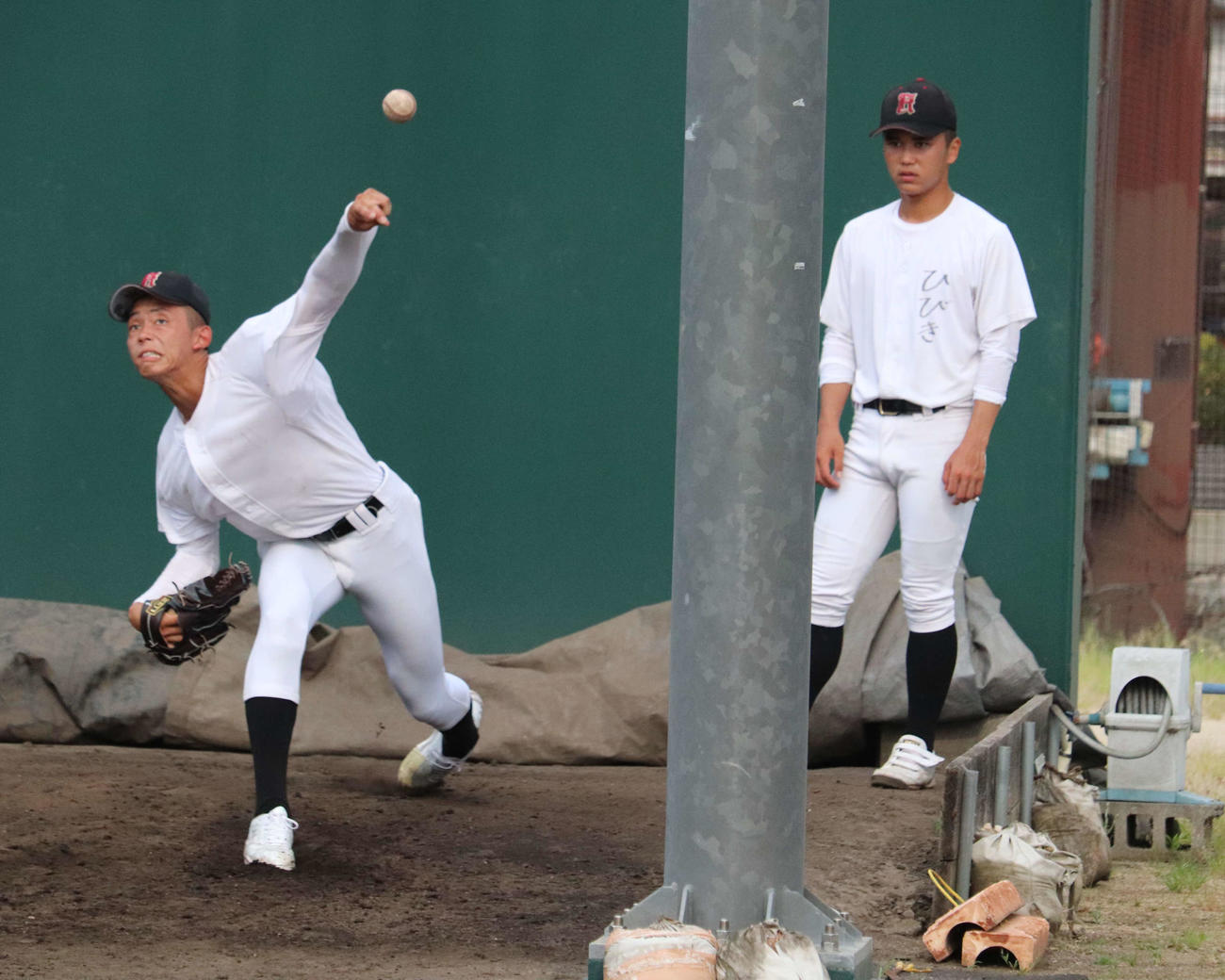 開幕前の練習で、広陵・山口の投球を見つめる、同学年の高尾（撮影・中島麗）