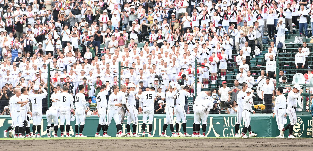 東海大相模対広陵　敗れた広陵の選手たちは応援団にあいさつする（撮影・山崎安昭）