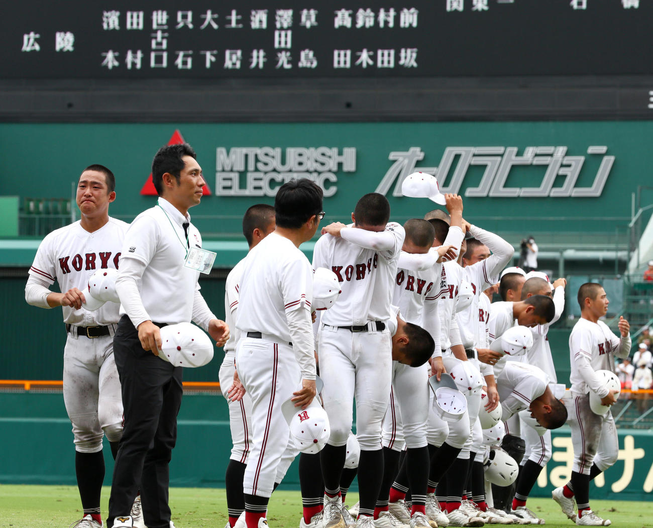 東海大相模対広陵　グラウンドに整列しアルプスの応援団にあいさつする広陵の選手たち（撮影・上山淳一）