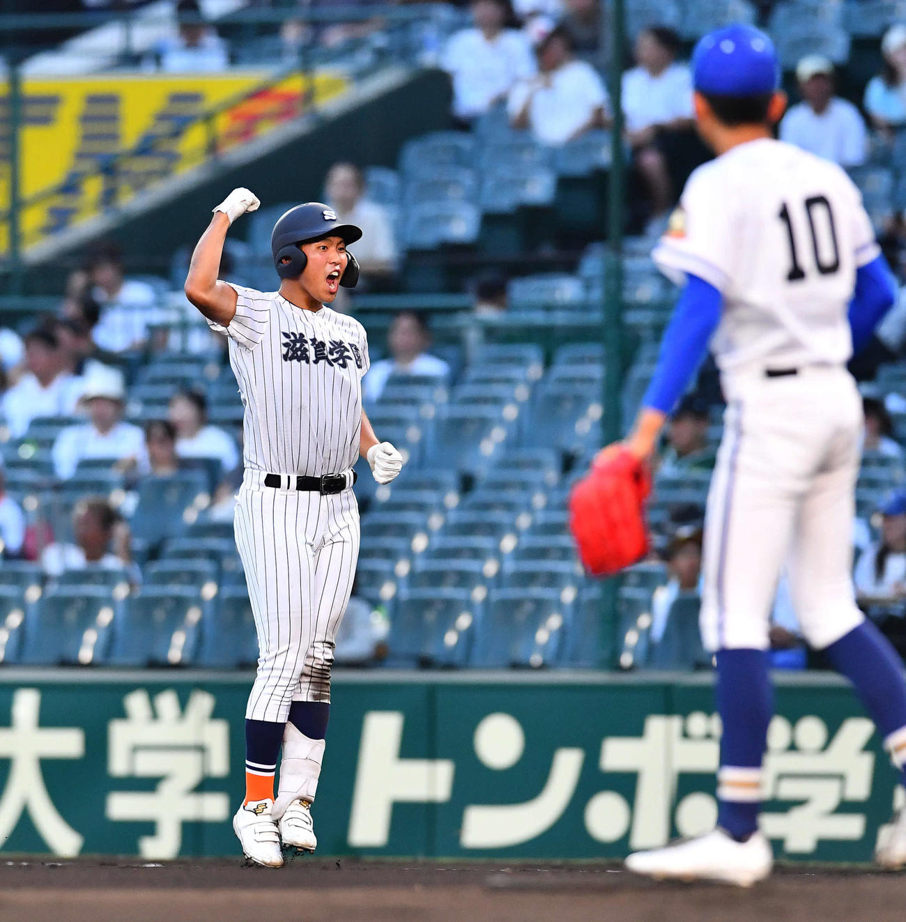 滋賀学園対霞ケ浦　7回表滋賀学園無死、中前打で出塁し、ガッツポーズする岡田（撮影・岩下翔太）