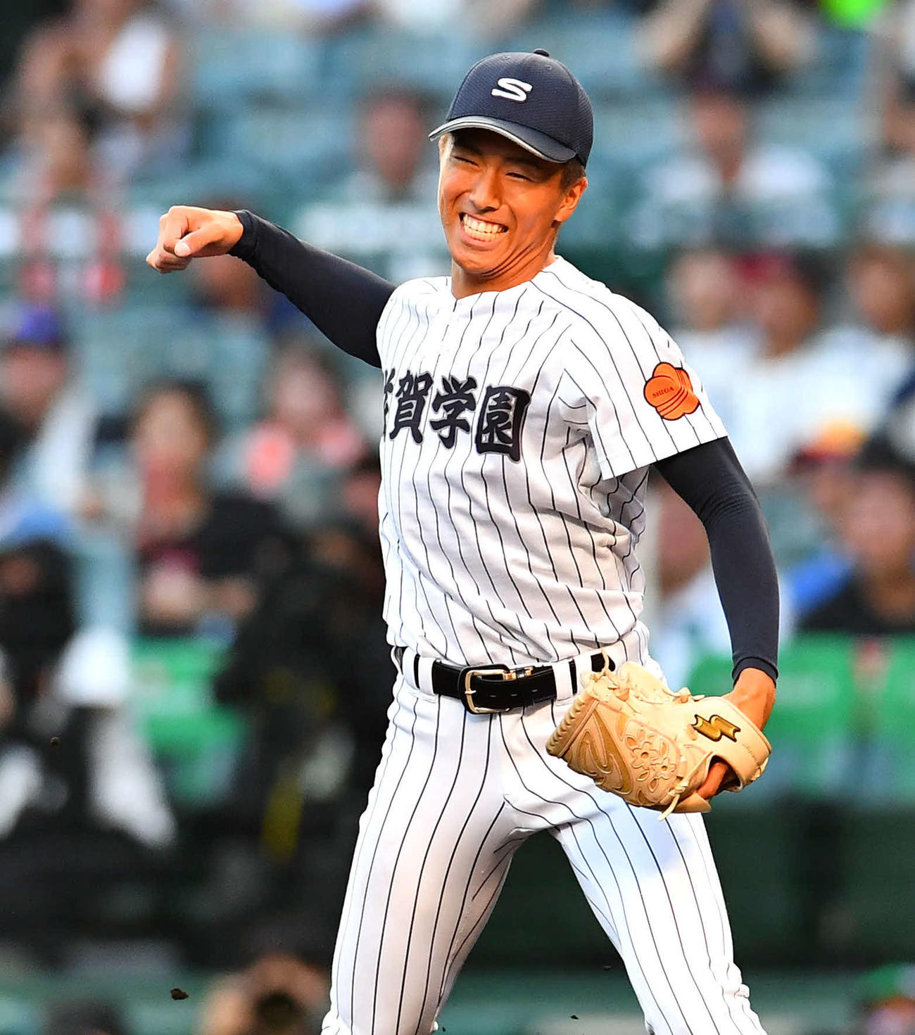 滋賀学園対霞ケ浦　5回裏霞ケ浦2死二、三塁、森田を三ゴロに抑え、ガッツポーズする滋賀学園・土田（撮影・岩下翔太）