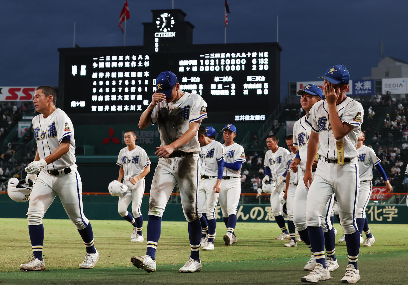 滋賀学園対霞ケ浦　滋賀学園に敗れ、悔しそうに引き揚げる霞ケ浦ナイン（撮影・前田充）