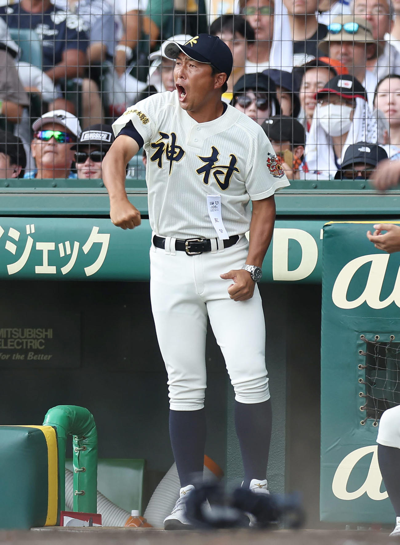 神村学園対岡山学芸館　5回表神村学園無死満塁、上川床の2点適時打にガッツポーズする小田監督（撮影・前田充）