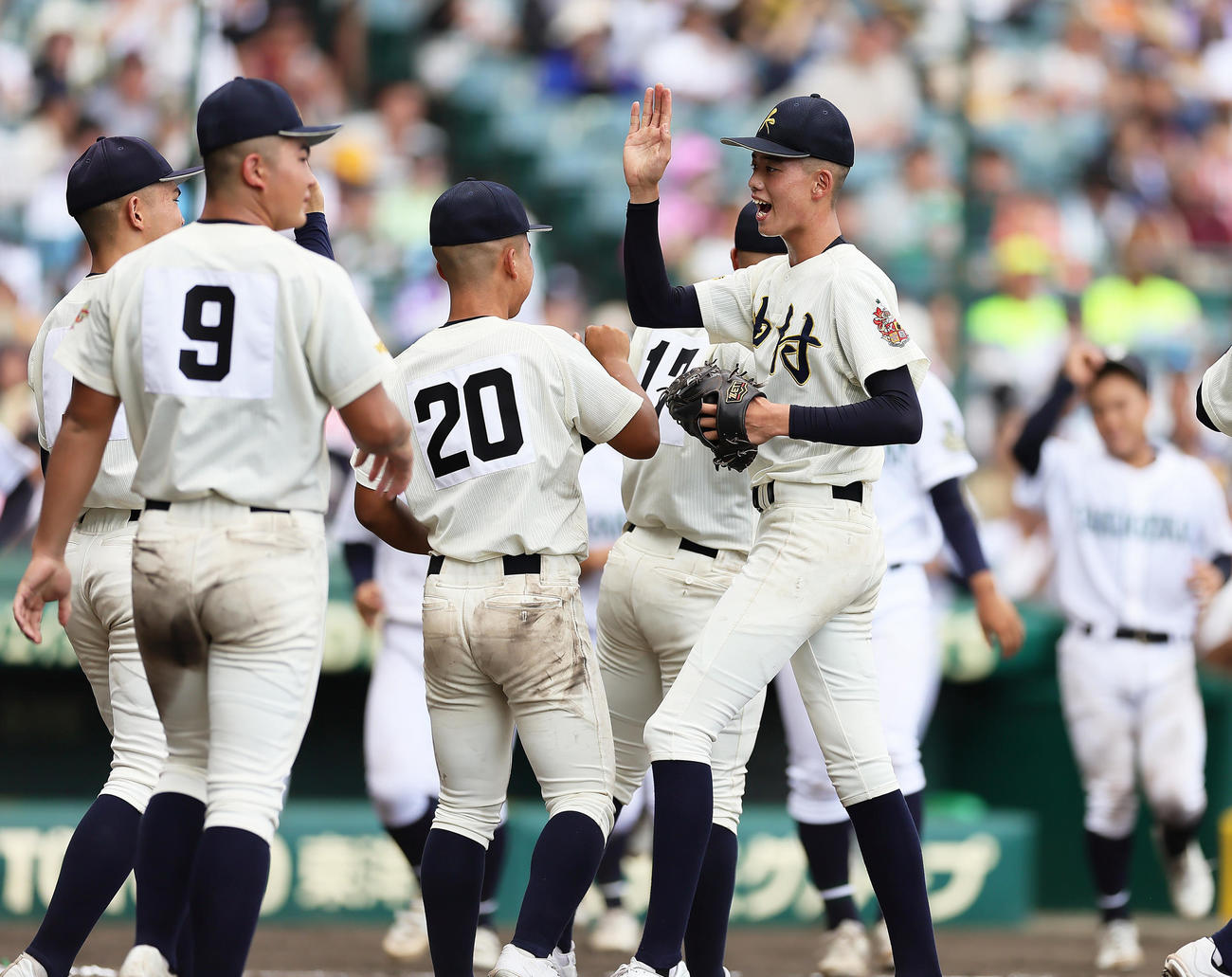 神村学園対岡山学芸館　9回1失点完投勝利を挙げタッチを交わす神村学園・早瀬（右）（撮影・足立雅史）