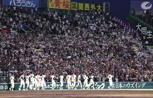 早実対大社　早実にサヨナラ勝ちし応援団と喜ぶ大社（撮影・足立雅史）