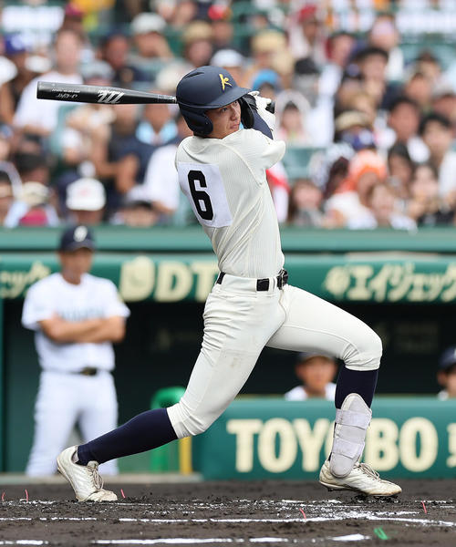 神村学園対岡山学芸館　1回表神村学園1死二塁、今岡は先制の右前適時打を放つ（撮影・足立雅史）