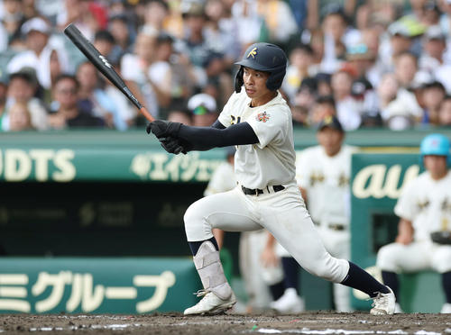 神村学園対岡山学芸館　5回表神村学園無死満塁、中前2点適時打を放つ上川床（撮影・前田充）