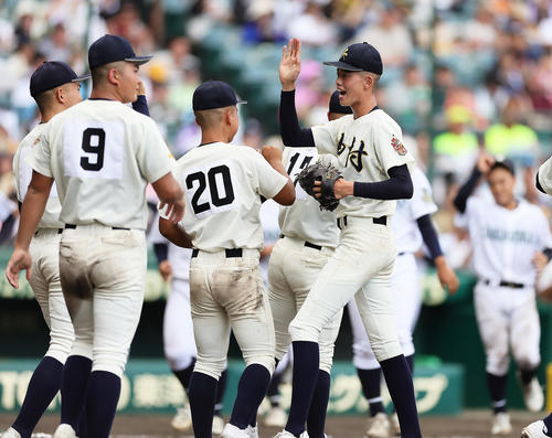 神村学園対岡山学芸館　9回1失点完投勝利を挙げタッチを交わす神村学園・早瀬（右）（撮影・足立雅史）