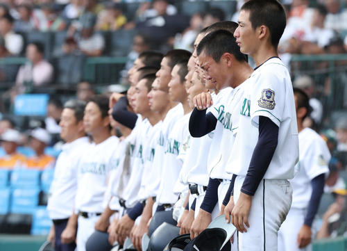 神村学園対岡山学芸館　神村学園に敗れ、悔しそうに整列する岡山学芸館ナイン（撮影・前田充）