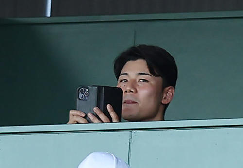 早実対大社　観戦に訪れた日本ハム清宮（撮影・前田充）
