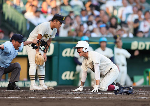 早実対大社　7回表早実無死、内囿（右）は中前打と相手後逸で一気に生還する。投手馬庭（撮影・足立雅史）